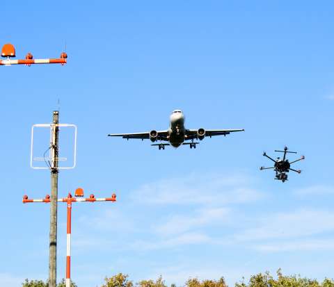 Drohne am Flughafen mit Flugzeug