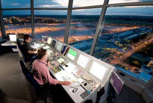Fluglotsen im Tower bei Nacht