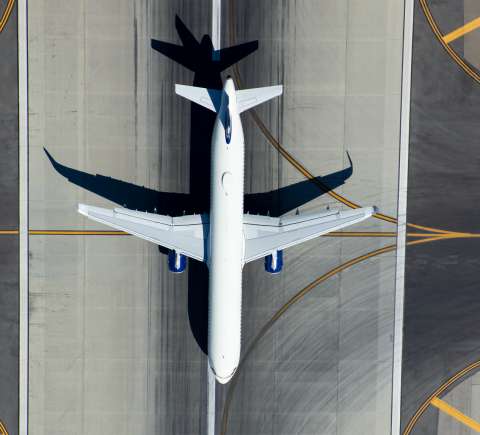 Flugzeug von oben auf der Runway