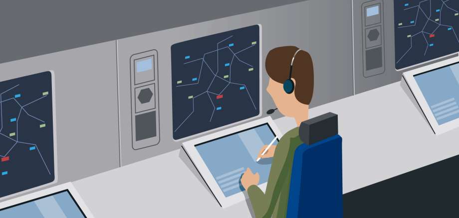 Fluglotse vor Radarbildschirm