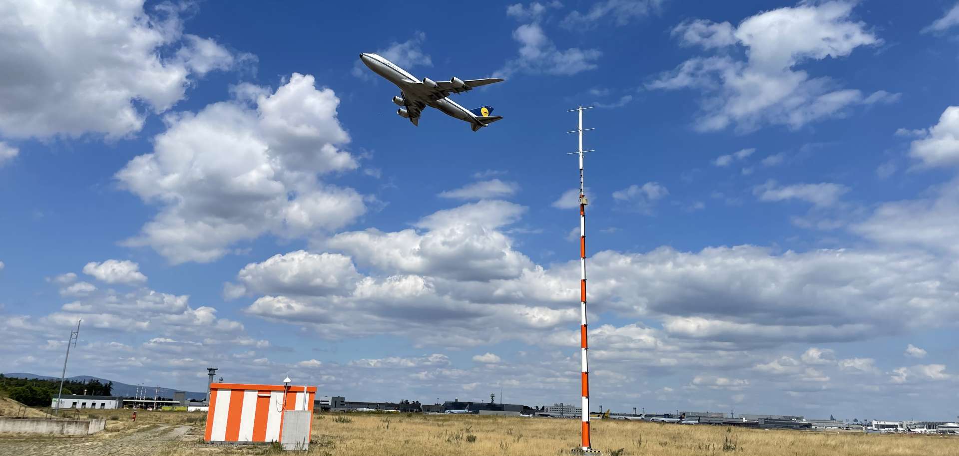 GBAS-Bodenstation am Flughafen Frankfurt Die GBAS-Bodenstation am Frankfurter Flughafen mit einer startenden B747-8 im Hintergrund. Die Technik kann nun auch für Präzisionslandungen bei schlechtem Wetter genutzt werden.