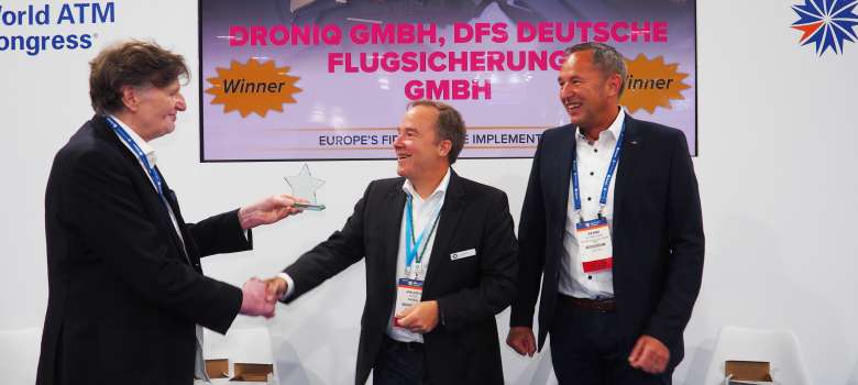 ATM-Award 2022  Jan-Eric Putze, CEO der Droniq und Bernd Schneeganß, Leiter Systemhaus DFS, bei der Übergabe des ATM-Awards.