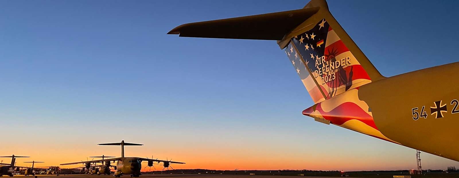 Air Defender 2023 Die Übung Air Defender 23 ist die größte Verlegeübung von Luftstreitkräften seit Bestehen der NATO. Vom 12. bis 23. Juni trainieren bis zu 10.000 Übungsteilnehmer aus 25 Nationen mit 250 Luftfahrzeugen unter der Führung der Luftwaffe Luftoperationen im europäischen Luftraum.