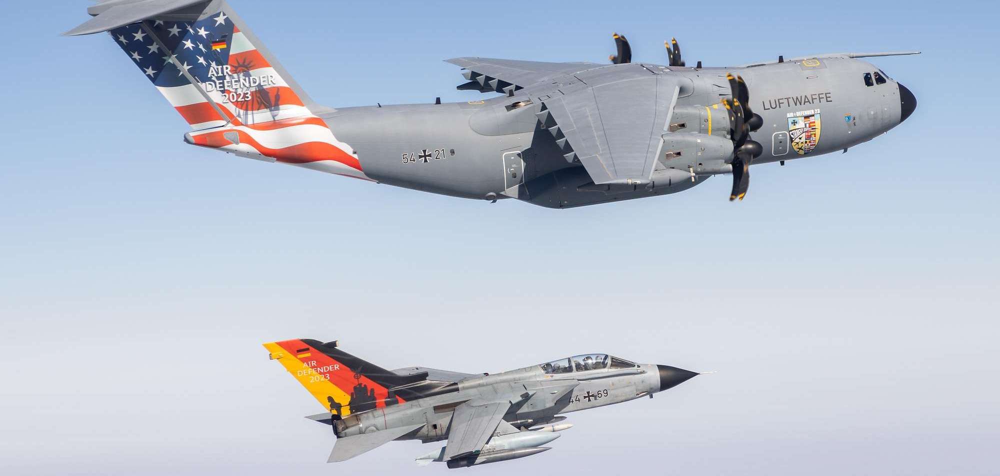 The "Air Defender" in formation flight with the "Air Guardian" over Germany. The aircraft were specially painted or wrapped for the Air Defender 2023 exercise.