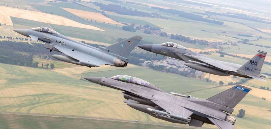 Gemeinsamer Flug von Generalleutnant Ingo Gerhartz und Lieutenant General Michael A. Loh, dem Direktor der US United States Air National Guard, anlässlich des Medientages der Übung Air Defender 2023 in Holzdorf.  Gemeinsamer Flug von Generalleutnant Ingo Gerhartz und Lieutenant General Michael A. Loh, dem Direktor der US United States Air National Guard, anlässlich des Medientages der Übung Air Defender 2023 in Holzdorf.