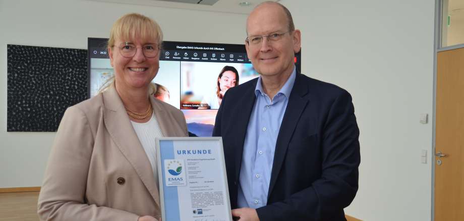 Kirsten Schoder-Steinmüller, President of the Offenbach Chamber of Industry and Commerce (IHK), presents the EMAS certificate to DFS CEO Arndt Schoenemann in Langen. Kirsten Schoder-Steinmüller, President of the Offenbach Chamber of Industry and Commerce (IHK), presents the EMAS certificate to DFS CEO Arndt Schoenemann in Langen.
