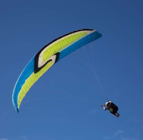 Gleitschirmflieger am Himmel Gleitschirmflieger am Himmel