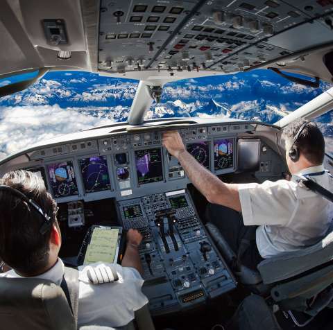 Blick in Cockpit während eines Fluges Blick in Cockpit während eines Fluges