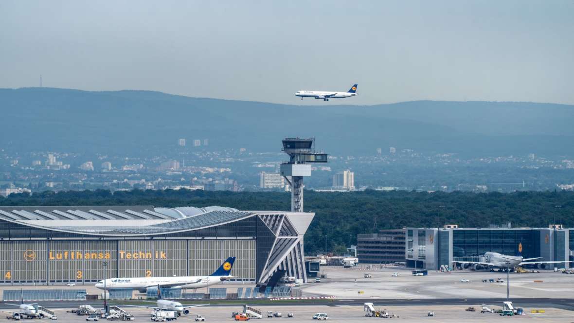 Flugzeug und Tower am Flughafen Frankfurt