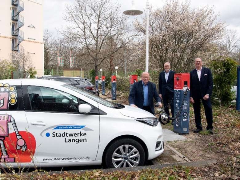 Partnering in the expansion of the public charging infrastructure: The two Managing Directors of the energy supplier, Manfred Pusdrowski (left) and Uwe Linder (right), together with Frank Metje (DFS, Head of Maintenance Facility Campus Langen, representing the DFS Chief Technology Officer Friedrich-Wilhelm Menge welcome the new charging stations at the publicly accessible DFS car park in the Neurott business park. Seite an Seite beim Ausbau der öffentlichen  E-Ladein¬frastruktur: Die beiden Stadtwerke-Geschäftsführer Manfred Pusdrowski (links) und Uwe Linder (rechts) freuen sich mit Frank Metje (DFS, Lei-ter Niederlassung Campus Langen in Vertretung des Geschäftsführers Technik Friedrich-Wilhelm Menge) über die neuen Ladesäulen auf dem öffentlich zugäng-lichen Parkplatz der DFS Deutsche Flugsicherung im Wirtschaftszentrum Neurott. 			Foto: DFS